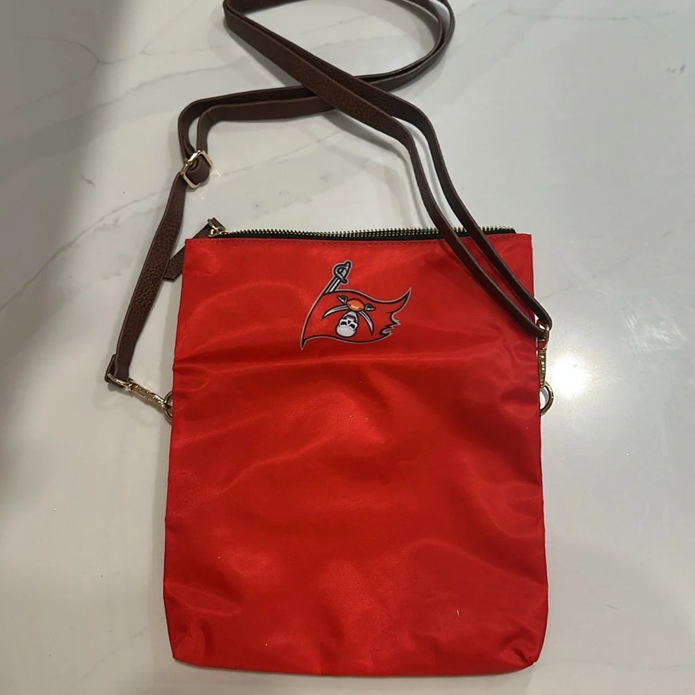 Tampa Bay Buccaneers Red Crossbody Bag. New. - Picture 4 of 4